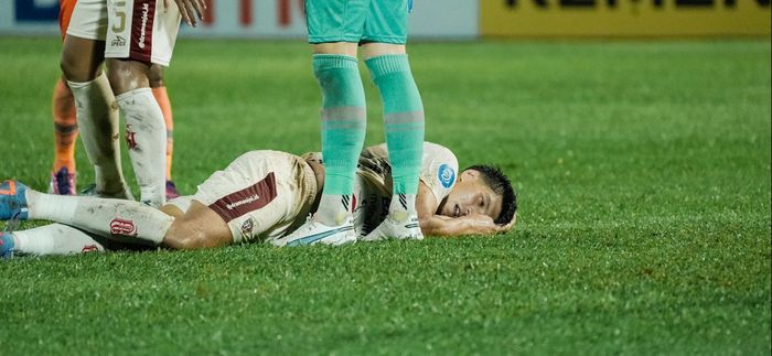 Pemain Bali United, Elias Dolah tersungkur di lapangan usai terkena tendangan pemain Borneo FC.