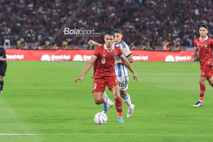 Dimas Drajad sedang menguasai bola saat bertanding dalam laga FIFA Matchday antara timnas Indonesia vs timnas Argentina di Stadion Utama Gelora Bung Karno, Senayan, Jakarta, 19 Juni 2023.