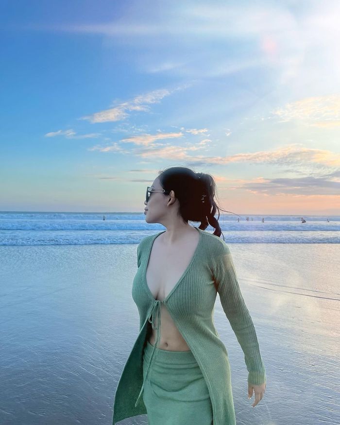 Gaya seksi Rachel Vennya