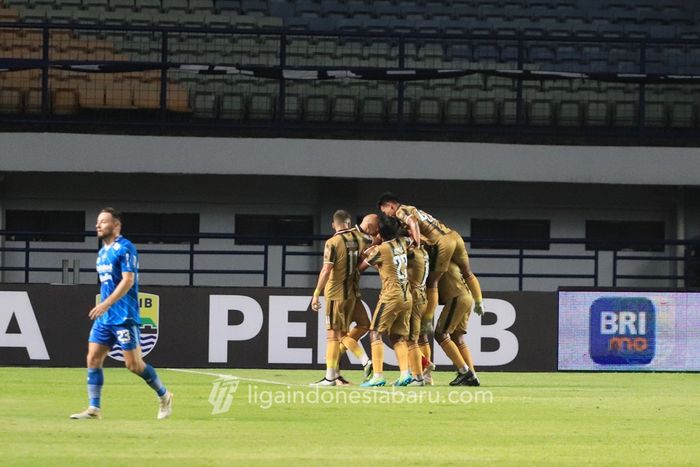 Selebrasi bek Dewa United, Ahmad Rusadi usai menjebol gawang Persib Bandung, di Stadion Gelora Bandung Lautan Api, pada pekan ke-3 Liga 1 2023-2024, Jumat (14/7/2023). 