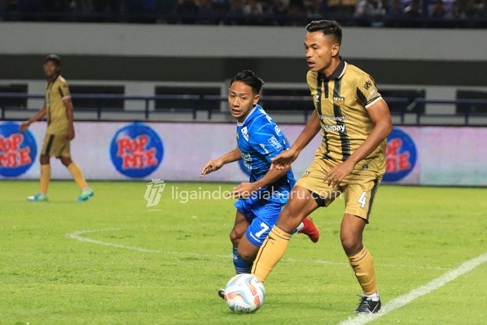 Pertarungan Asep Berlian dan Beckham Putra dalam laga Persib Bandung Vs Dewa United di Stadion Gelora Bandung Lautan Api, pada pekan ke-3 Liga 1 2023-2024, Jumat (14/7/2023).