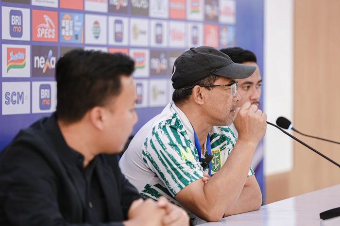 Pelatih Persebaya, Aji Santoso pada sesi konferensi pers sebelum laga lawan PSIS Semarang di Stadion Jatidiri, Semarang pada Sabtu (15/7/2023)