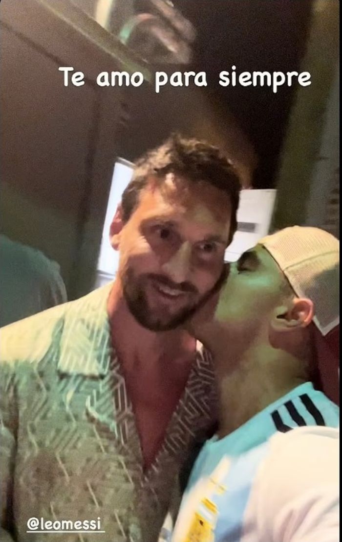 Seorang fan mencium Lionel Messi saat meninggalkan restoran.
