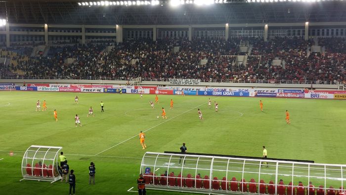 Suasana pertandingan antara Persis Solo melawan Borneo FC dalam laga pekan ketiga Liga 1 2023/2024 di Stadion Manahan, Solo, Sabtu (15/7/2023).