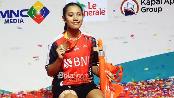 Tunggal putri Indonesia, Mutiara Ayu Puspitasari, berpose di podium setelah final Kejuaraan Asia Junior 2023 di GOR Amongrogo, Yogyakarta, 16 Juli 2023.