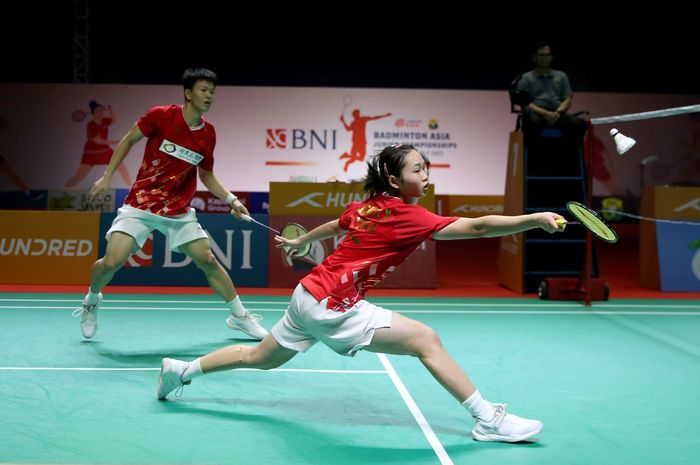 Pasangan ganda campuran China, Zhu Yi Jun/Huang Ke Xin saat tampil pada final Kejuaraan Asia Junior 2023 di GOR Among Raga, Yogyakarta, Minggu (16/7/2023)