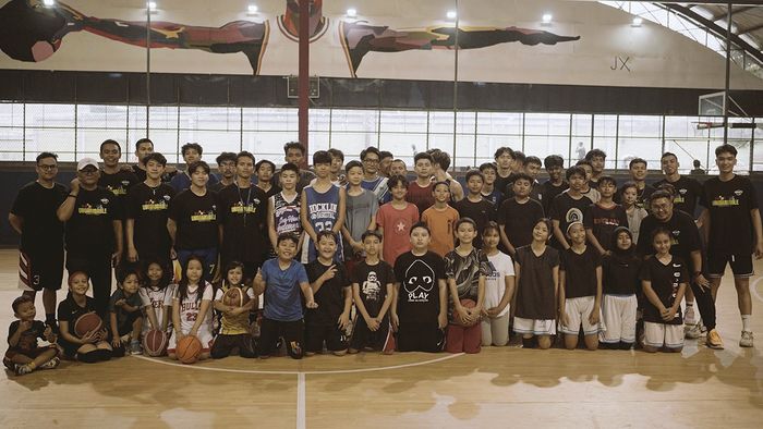 Para Peserta Unguardable Lab Academy sedang berfoto bersama di GOR Siliwangi Basketball Court, Bandung, Jawa Barat, Sabtu (15/7/2023).