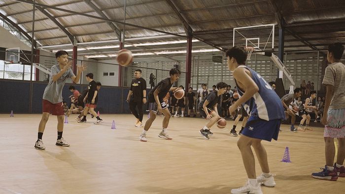 Suasana peserta sedang berlatih bersama Unguardable Basketball Lab Academy di GOR Siliwangi Basketball Court, Bandung, Jawa Barat, Sabtu (15/7/2023).