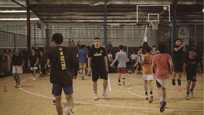Pemain basket IBL dari klub Tangerang Hawks, Danny Ray, ikut memantau pelatihan para peserta pada Unguardable Basketball Lab Academy di GOR Siliwangi Basketball Court, Bandung, Jawa Barat, Sabtu (15/7/2023).