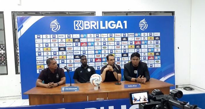 Pelatih PSIS Semarang, Gilbert Agius dalam konferensi pers pasca-laga lawan PSS Sleman di Stadion Maguwoharjo, Jumat (21/7/2023).