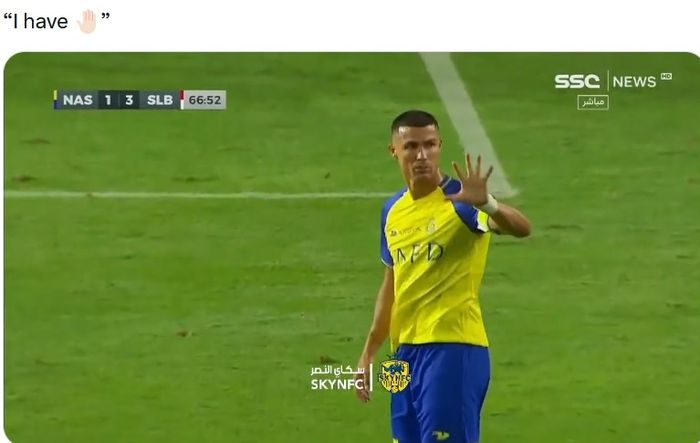Cristiano Ronaldo menunjukkan gesture lima jari untuk meminta dimainkan lebih lama.