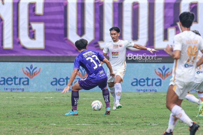 Akbar Arjunsyah (kanan) sedang menguasai bola dalam laga pekan keempat Liga 1 2023 antara Persita versus Persija di Stadion Indomilk Arena, Tangerang, Banten, Sabtu (22/7/2023).