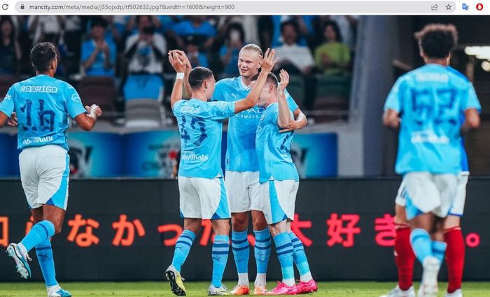Para pemain Manchester City merayakan gol Erling Haaland ke gawang Yokohama F.Marinos dalam laga pramusim di New Japan National Stadium, Minggu (23/7/2023).