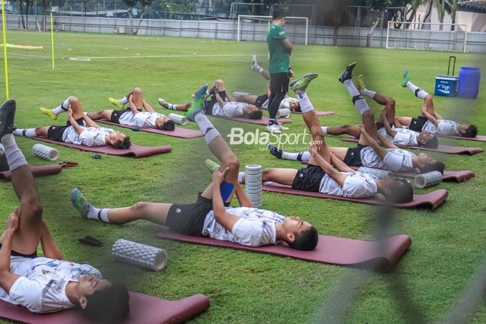 Suasana latihan timnas U-17 Indonesia di Lapangan A, Senayan, Jakarta, Kamis (27/7/2023).