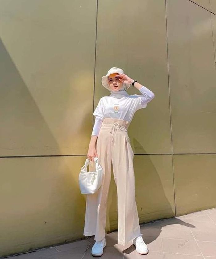 Inspirasi OOTD Kaos Putih Hijab Lengan Pendek dan Kulot