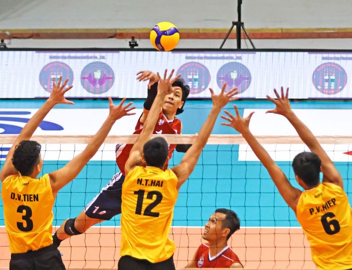 Outside Hitter tim voli putra Indonesia, Farhan Halim melancarkan spike ke arah pertahanan Vietnam, pada laga perdana SEA V League 2023 putaran dua yang digelar di Santa Rosa Multi-purpose Complex, Laguna, Filipina, Jumat (28/7/2023)