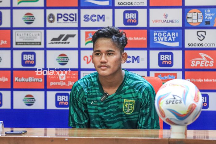 Pemain Persebaya Surabaya, Toni Firmansyah, saat hadir dalam sesi jumpa pers di Media Center Stadion Utama Gelora Bung Karno, Senayan, Jakarta, Sabtu (29/7/2023).