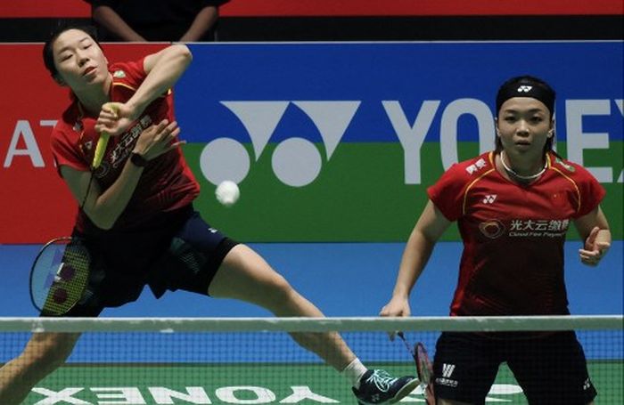 Pasangan ganda putri China, Chen Qing Chen/Jia Yi Fan, pada final Japan Open 2023 di Yoyogi National Gymnasium, Minggu (30/7/2023).