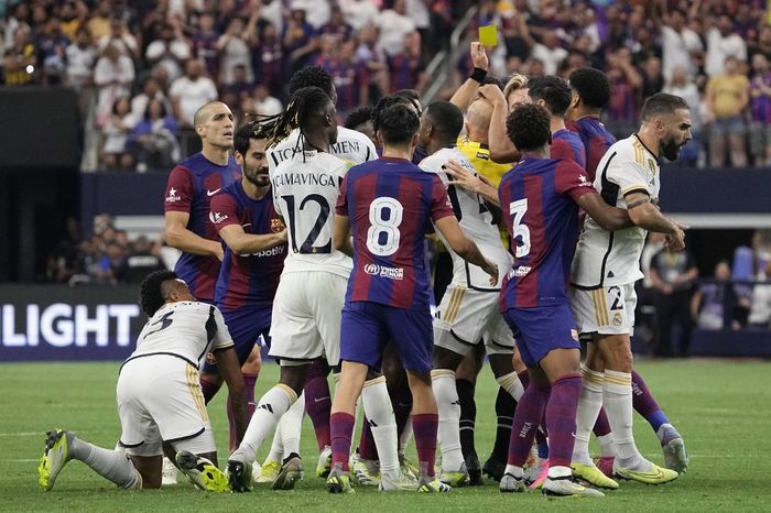 Para pemain Barcelona dan Real Madrid terlibat keributan dalam laga pramusim bertajuk El Clasico di AT&amp;T Stadium, Texas pada Minggu (30/7/2023) pagi hari WIB.