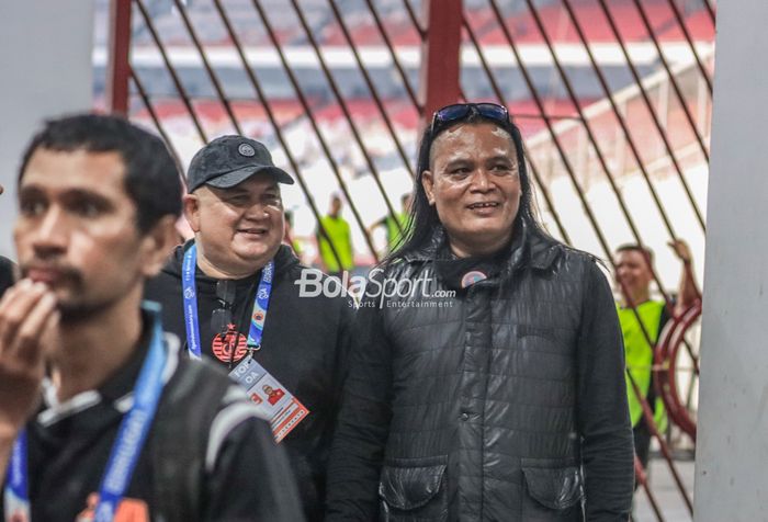 Pendiri The Jakmania, Tauhid Indrasjarief alias Bung Ferry dan  pentolan Bonek Mania,Cak Tessy, sedang berkomunikasi di Stadion Utama Gelora Bung  Karno, Senayan, Jakarta, Minggu (30/7/2023).