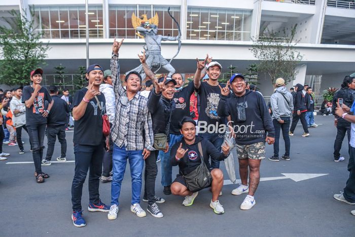 Oknum suporter Persebaya (oknum Bonek Mania) saat hadir di Stadion Utama Gelora Bung  Karno, Senayan, Jakarta, Minggu (30/7/2023).