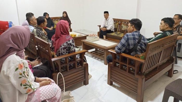 Perwakilan Forum Guru Prioritas Pertama Negeri dan Swasta (FGPPNS) Jawa Tengah mengadu kepada Wakil Ketua Komisi X DPR RI Abdul Fikri Faqih, Jumat (28/7/2023).