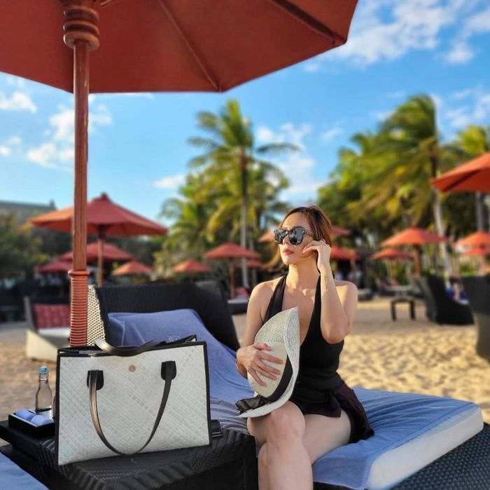 Janda Cantik Santai di Bawah Payung, Gaya Seksi Aura Kasih Pamer Paha