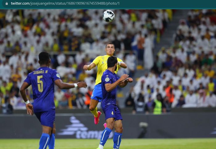 Momen Cristiano Ronaldo mencetak gol untuk Al Nassr saat melawan US Monastir pada laga Liga Champions Arab.
