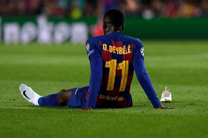 Ousmane Dembele alami cedera dalam duel Barcelona vs Dortmund di Liga Champions (27/11/2019). Lebih sering cedera daripada juara, Barca sebaiknya relakan saja Dembele pindah ke PSG.