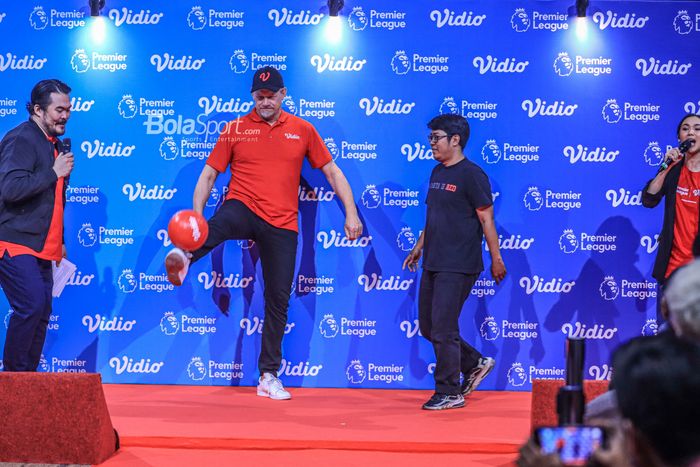 Legenda Kiper Manchester United, Peter Schmeichel (kiri), sedang juggling bola saat meet and greet dengan fans di kawasan Senayan, Jakarta, Jumat (4/8/2023).