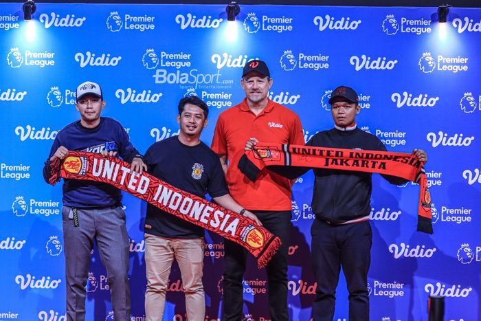 Legenda Kiper Manchester United, Peter Schmeichel (tengah), sedang meet and greet dengan fans di kawasan Senayan, Jakarta, Jumat (4/8/2023).