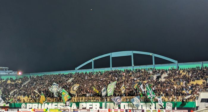 Aksi suporter PSS Sleman dalam laga pekan keenam Liga 1 2023/2024 di Stadion Maguwoharjo, Sleman, Yogyakarta.