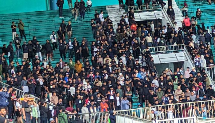 Terlihat beberapa suporter memberikan dukungan kepada <a href='https://www.tribunnews.com/tag/persija' class='blue'>Persija</a> Jakarta pada laga pekan keenam <a href='https://www.tribunnews.com/tag/liga-1' class='blue'>Liga 1</a> 2023/2024 di Stadion Maguwoharjo, Sleman, Yogyakarta pada Jumat (4/8/2023)