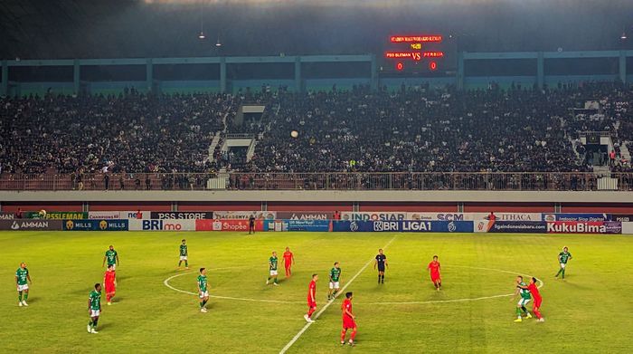 Suasana pertandingan PSS Sleman versus Persija Jakarta di Stadion Maguwoharjo, Sleman, Yogyakarta pada Jumat (4/8/2023).