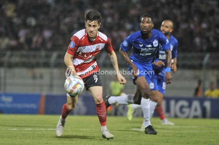 Aksi pemain Madura Unietd, Francisco Rivera, saat menghadapi PSIS Semarang pada pekan keenam Liga 1 2023/2024 di Stadion Gelora Bangkalan, Sabtu (5/8/2023).