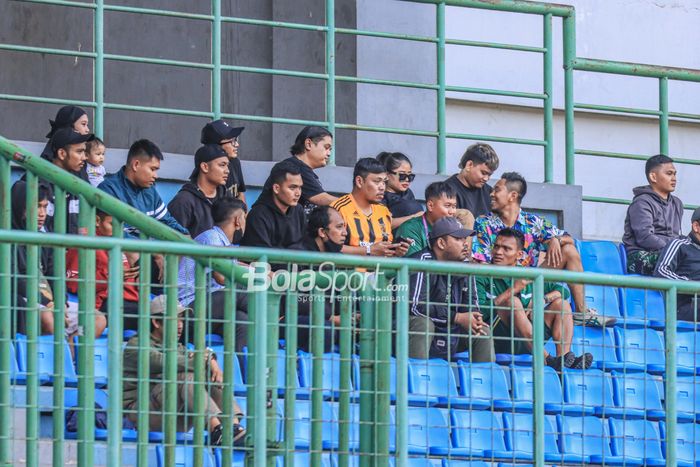 Ferdinand Sinaga sedang duduk bersama penonton umum dalam laga pekan ketujuh Liga 1 2023 antara Bhayangkara FC versus Persebaya di Stadion Patriot Candrabhaga, Bekasi, Jawa Barat, Selasa (8/8/2023).