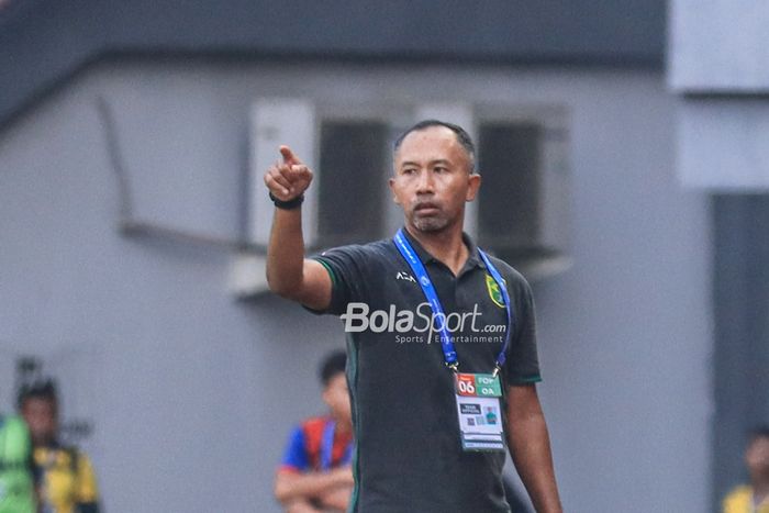 Pelatih sementara Persebaya Surabaya, Uston Nawawi, sedang memberikan intruksi kepada para pemainnya saat berlaga di Stadion Patriot Candrabhaga, Bekasi, Jawa Barat, Selasa (8/8/2023).
