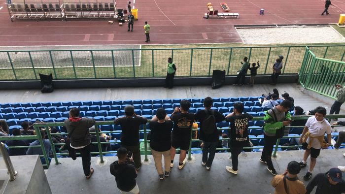 Sekelompok fans Persebaya Surabaya atau yang akrab disapa Bonek terlihat hadir di Stadion Patriot Candrabahaga, Bekasi, Selasa (8/8/2023).