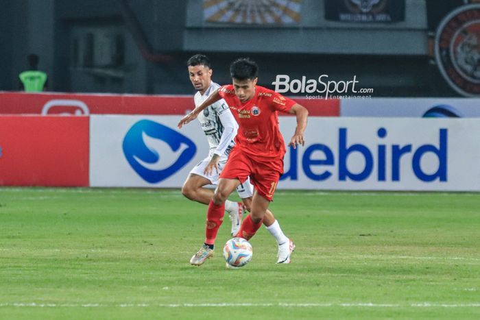 Hanif Sjahbandi (kanan) sedang menguasai bola dan dibayangi Stefano Lilipaly (kiri) dalam laga pekan ketujuh Liga 1 2023 antara Persija versus Borneo FC di Stadion Patriot Candrabhaga, Bekasi, Jawa Barat, Rabu (9/8/2023) malam.