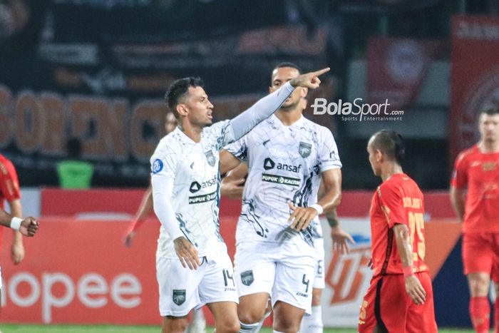 Stefano Lilipaly (kiri) sedang melakukan selebrasi seusai mencetak gol dalam laga pekan ketujuh Liga 1 2023 antara Persija versus Borneo FC di Stadion Patriot Candrabhaga, Bekasi, Jawa Barat, Rabu (9/8/2023) malam.