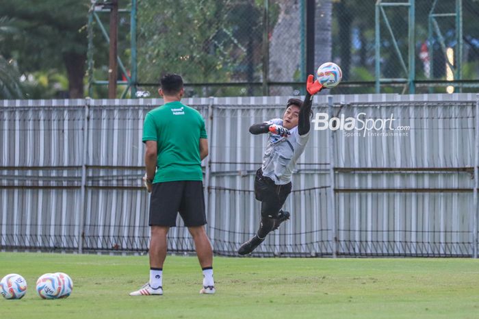 Ernando Ari Sutaryadi (kanan) sedang menepis bola dalam sesi latihan timnas U-23 Indonesia di Lapangan A, Senayan, Jakarta, Kamis (10/8/2023).