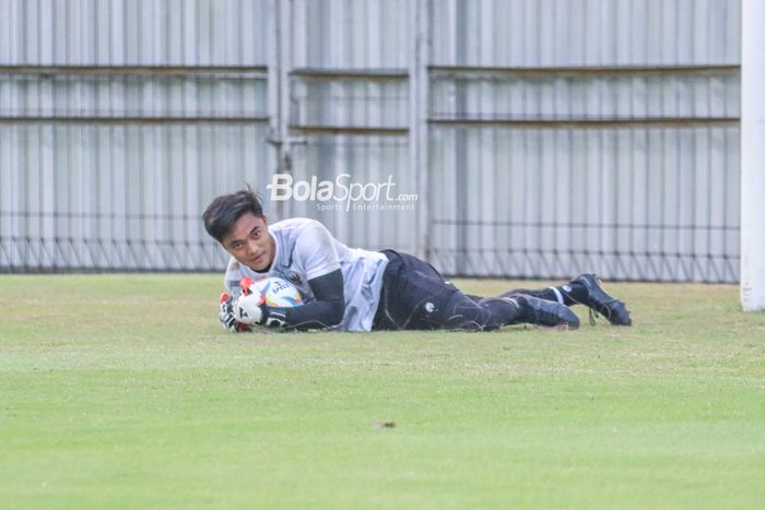 Ernando Ari Sutaryadi sedang menangkap bola dalam sesi latihan timnas U-23 Indonesia di Lapangan A, Senayan, Jakarta, Kamis (10/8/2023).