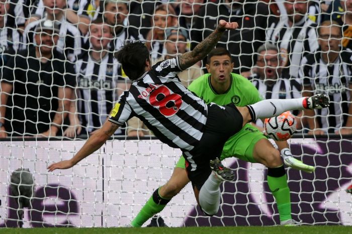Sandro Tonali mengukir gol debut bersama Newcastle United pada pekan perdana Liga Inggris 2023-2024 dalam laga kontra Aston Villa di Stadion St. James' Park.