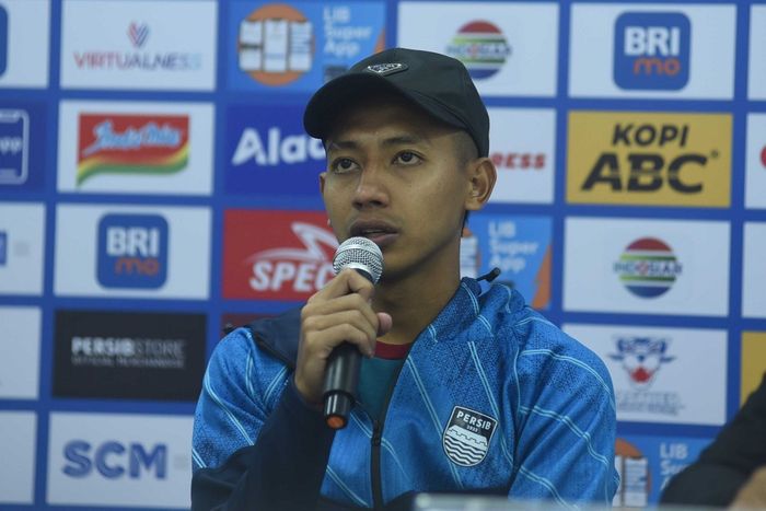 Gelandang Persib Bandung, Beckham Putra, saat memberikan keterangan kepada media setelah duel lawan Barito Putera, Minggu (13/8/2023).