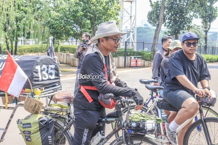 Mbah Midun saat membawa sepeda perjuangan Tragedi Kanjuruhan miliknya menuju Stadion Utama Gelora Bung Karno, Senayan, Jakarta, Senin (14/8/2023).