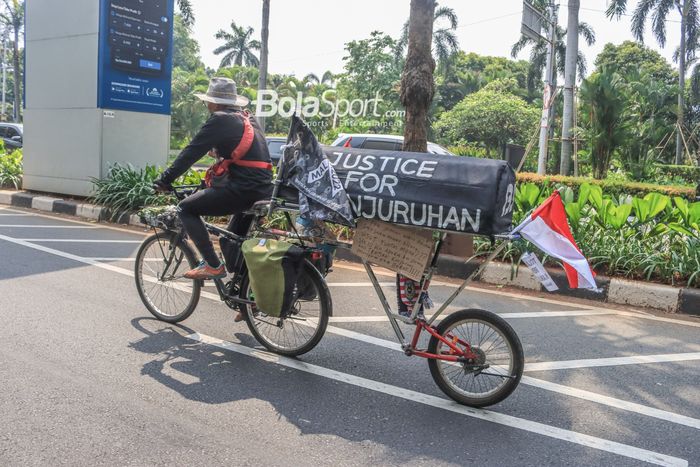 Mbah Midun saat membawa sepeda perjuangan Tragedi Kanjuruhan miliknya menuju Stadion Utama Gelora Bung Karno, Senayan, Jakarta, Senin (14/8/2023).