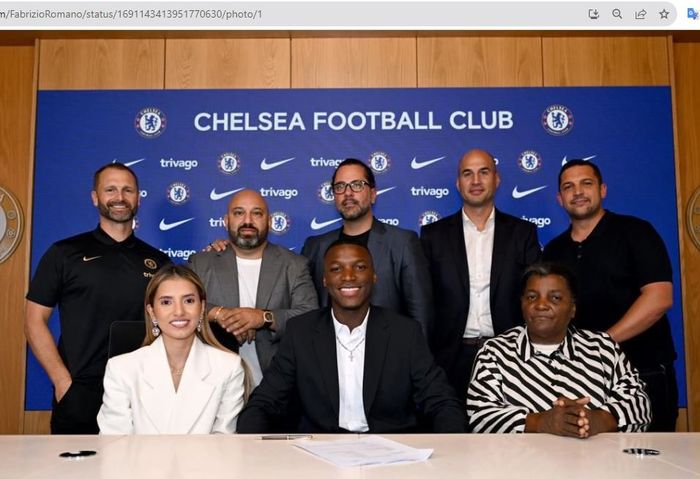 Moises Caicedo (tengah duduk) resmi menjadi pemain anyar Chelsea pada musim 2023-2024.
