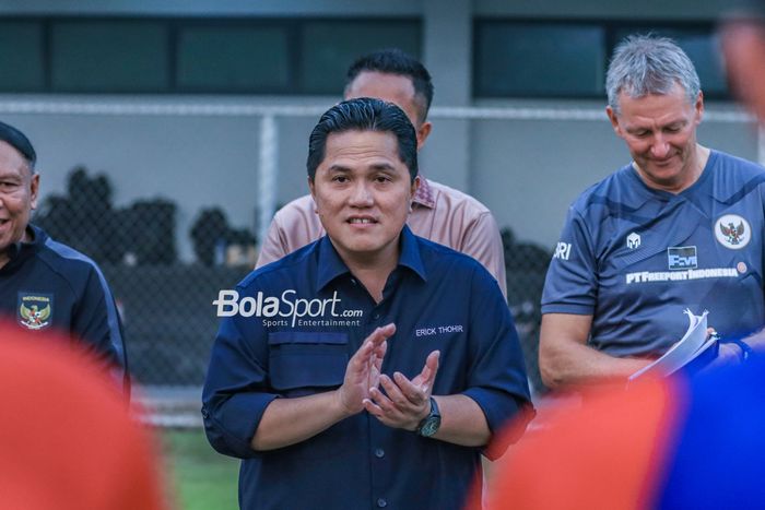 Ketua Umum PSSI, Erick Thohir, sedang memberikan intruksi kepada para pemain timnas U-17 Indonesia di Lapangan A, Senayan, Jakarta, Rabu (16/8/2023).