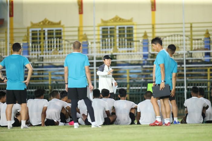 Pelatih timnas U-23 Indonesia, Shin Tae-yong, saat memimpin latihan jelang berkompetisi di Piala AFF U-23 2023.