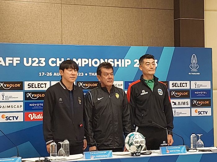 Dari kiri ke kanan: Shin Tae-yong, Elangowan Elavarasan Park Sun-tae dalam konferensi pers grup B Piala AFF U-23 2023.